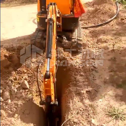10型小型挖掘機(jī)操作簡(jiǎn)單，挖溝挖槽不是事